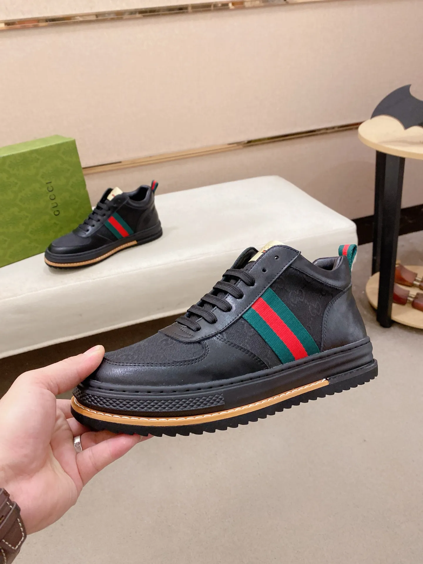 Men's shoes 💰 440 💰 High-quality new high-top GUCCI counters are on the market at the same time. The new men's shoes, 😘fabrics are selected imported cowhide, lining: sheepskin lining. 👍🏿 High-end ☄️ air-cushion molded anti-slip rubber outsole, exquisite lines, simple and elegant, comfortable and high-end for leisure travel. Code number: 38 to 44 (45 can be customized and cannot be returned or exchanged)